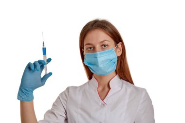 Doktor, Coronavirus 2019-ncov için bir şırınga tutuyor. Solunum maskeli bir hemşire kendini Çin 'den hızla yayılan yeni bir koronavirüsten korur..