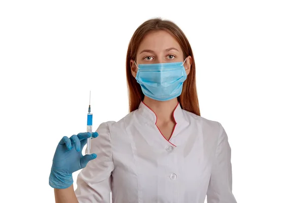 Doktor, Coronavirus 2019-ncov için bir şırınga tutuyor. Solunum maskeli bir hemşire kendini Çin 'den hızla yayılan yeni bir koronavirüsten korur.. — Stok fotoğraf