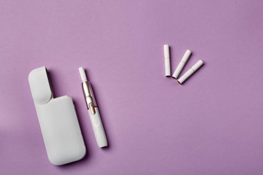 Elektronik Sigara Teknolojisi. Tütün IQOS sistemi. Elektrikli hibrit sigarayı ısıtma yastığıyla kapatın. tütün ısıtma sistemi. Yeni tütün ısıtma sistemi. Elektronik sigara mokaseni.