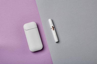 Elektronik Sigara Teknolojisi. Tütün IQOS sistemi. Elektrikli hibrit sigarayı ısıtma yastığıyla kapatın. tütün ısıtma sistemi. Yeni tütün ısıtma sistemi. Elektronik sigara mokaseni.