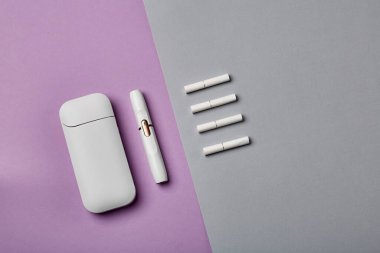 Elektronik Sigara Teknolojisi. Tütün IQOS sistemi. Elektrikli hibrit sigarayı ısıtma yastığıyla kapatın. tütün ısıtma sistemi. Yeni tütün ısıtma sistemi. Elektronik sigara mokaseni.