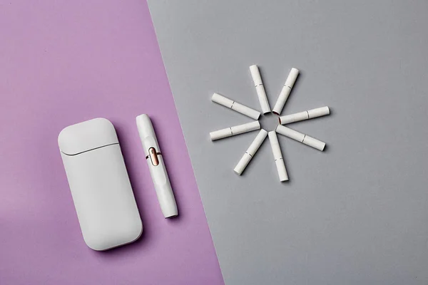 Elektronik Sigara Teknolojisi. Tütün IQOS sistemi. Elektrikli hibrit sigarayı ısıtma yastığıyla kapatın. tütün ısıtma sistemi. Yeni tütün ısıtma sistemi. Elektronik sigara mokaseni.