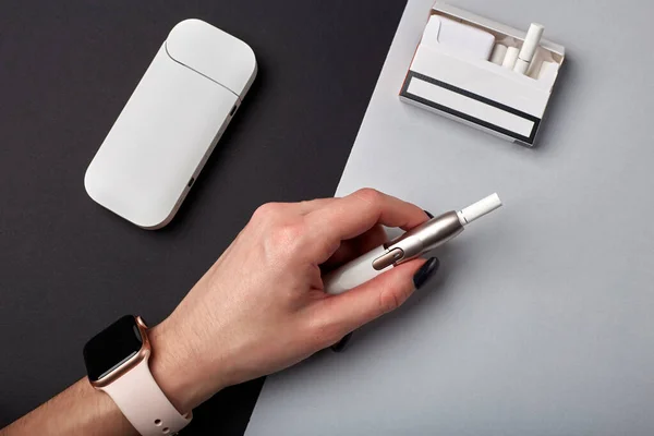 Elektronik Sigara Teknolojisi. Tütün IQOS sistemi. Elektrikli hibrit sigarayı ısıtma yastığıyla kapatın. tütün ısıtma sistemi. Yeni tütün ısıtma sistemi. Elektronik sigara mokaseni.