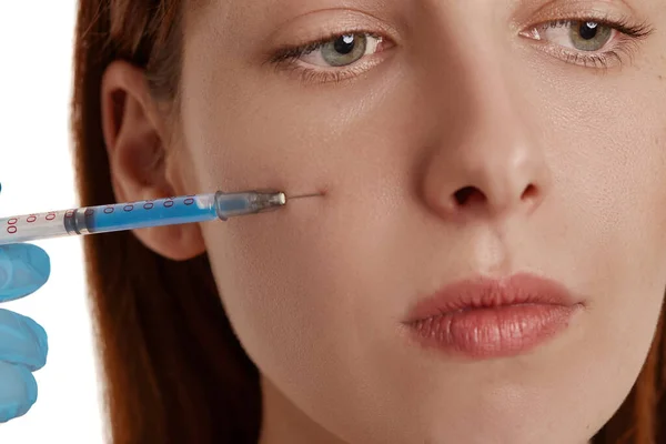 Une Jeune Fille Reçoit Une Injection Cosmétique Botox Acide Hyaluronique — Photo