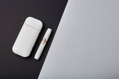 Elektronik Sigara Teknolojisi. Tütün IQOS sistemi. Elektrikli hibrit sigarayı ısıtma yastığıyla kapatın. tütün ısıtma sistemi. Yeni tütün ısıtma sistemi. Elektronik sigara mokaseni.