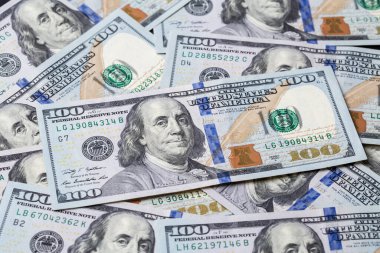 Yüz dolarlık banknotlar, dolar geçmişi. Bir sürü yüz dolarlık banknot var. Siyah arkaplanda dolar