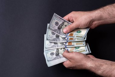 Yüz dolarlık banknotlar, dolar geçmişi. Bir sürü yüz dolarlık banknot var. Siyah arkaplanda dolar