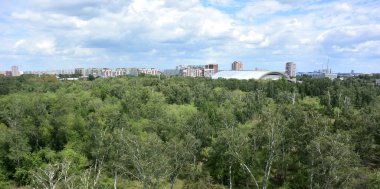 Dönme dolap park ve Omsk şehir manzarası