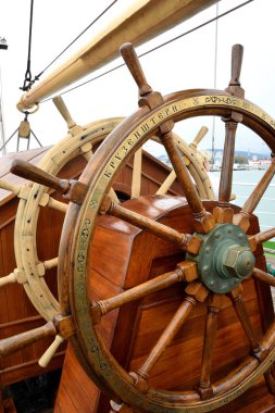 Yelkenli bir görünümünü Karadeniz Regatta demirleyen