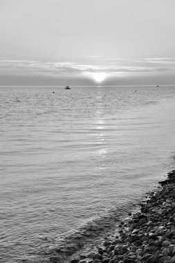 Günbatımı Imereti Bay denizin üzerinden