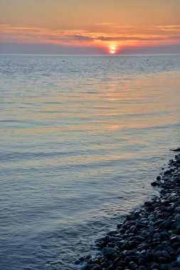 Günbatımı Imereti Bay denizin üzerinden
