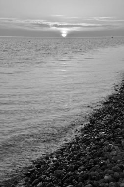 Günbatımı Imereti Bay denizin üzerinden