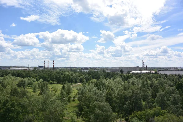 La vista desde la noria en el parque y la ciudad de Omsk — Foto de Stock