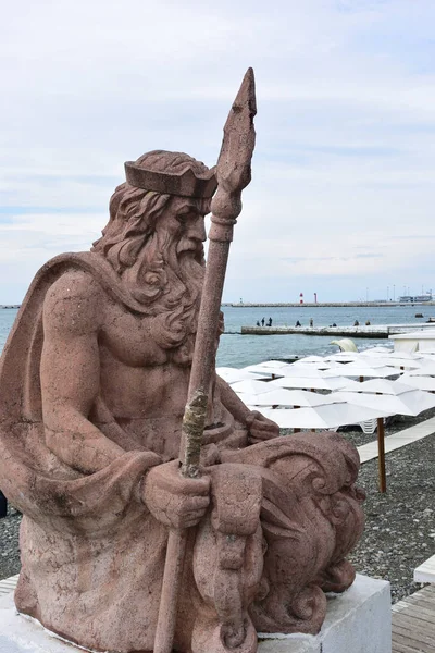 Blick auf die Skulptur von Neptun auf dem Strand Hintergrund Sotschi, — Stockfoto