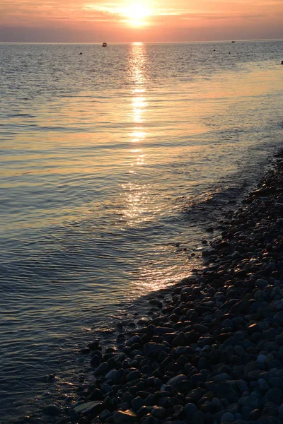 Sonnenuntergang über dem Meer in der Bucht von Imereti — Stockfoto