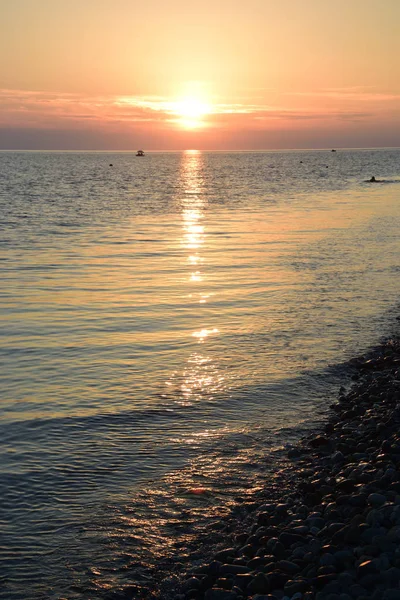 Sonnenuntergang über dem Meer in der Bucht von Imereti — Stockfoto