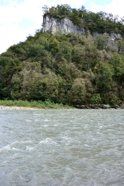 Görünüm Ahshtyrskaya Kanyon - eğlence sakinleri için bir yer bir — Stok fotoğraf