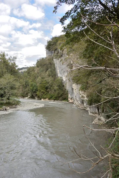 Vue Ahshtyrskaya Canyon - un lieu de loisirs pour les résidents a — Photo