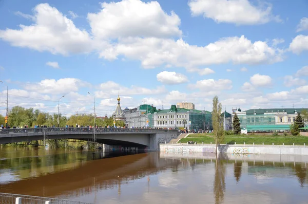 在俄罗斯西伯利亚鄂木斯克市春 Om 河 — 图库照片