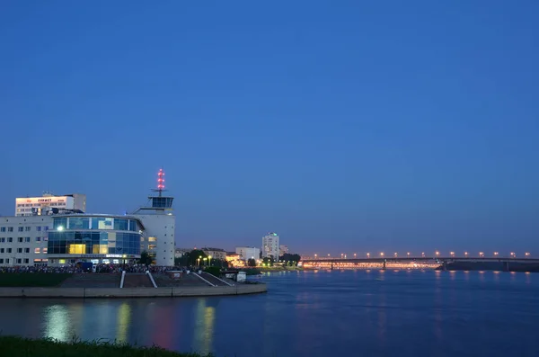 Nacht uitzicht op de dijk van de rivier de Irtysj — Stockfoto