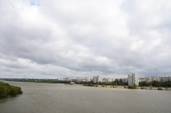 Blick auf Irtysch Fluss teilt die Stadt in zwei Teile omsk — Stockfoto