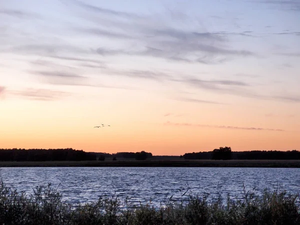 Схід сонця над озером — стокове фото