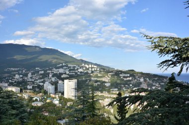 Teleferik kabin üzerinden Yalta şehir görünümünü