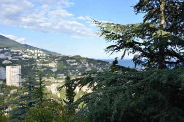 Teleferik kabin üzerinden Yalta şehir görünümünü