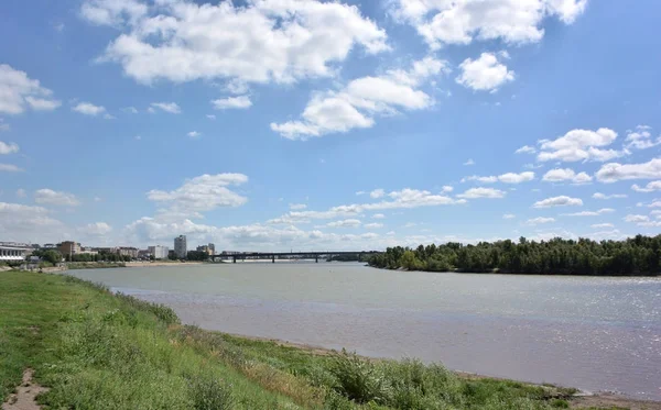 Blick auf Irtysch Fluss teilt die Stadt in zwei Teile omsk — Stockfoto