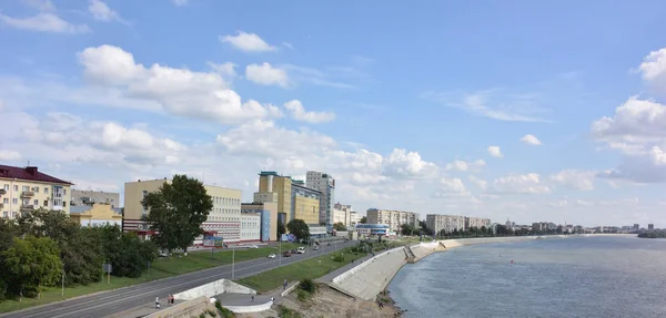 Pemandangan Sungai Irtysh membagi kota menjadi dua bagian Omsk — Stok Foto