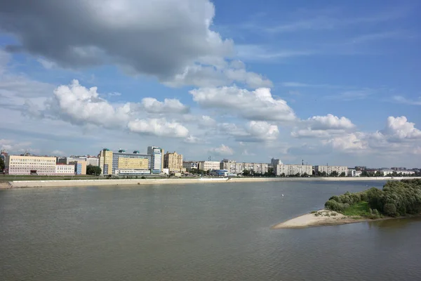 Vue de la rivière Irtysh divise la ville en deux parties Omsk — Photo