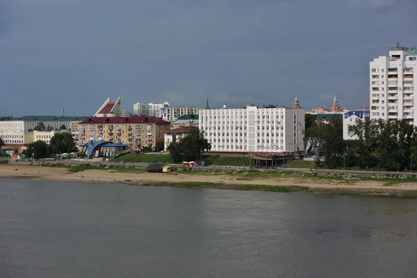 イルティシ川の眺めに分割 2 つの部分のオムスク市 — ストック写真