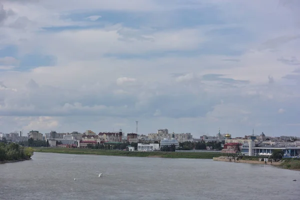 Blick auf Irtysch Fluss teilt die Stadt in zwei Teile omsk — Stockfoto