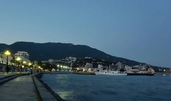 Blick auf den Abenddamm der Stadt Jalta — Stockfoto
