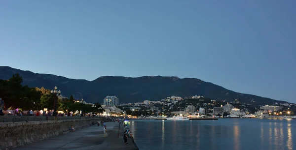 Veduta del terrapieno serale della città di Yalta — Foto Stock