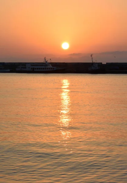 Nascer do sol sobre o porto de Yalta — Fotografia de Stock