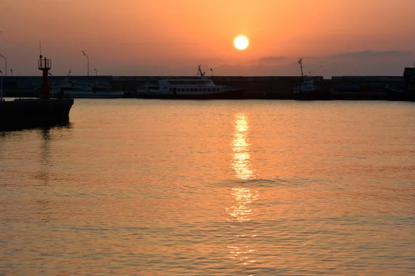Восход солнца над портом Ялта — стоковое фото