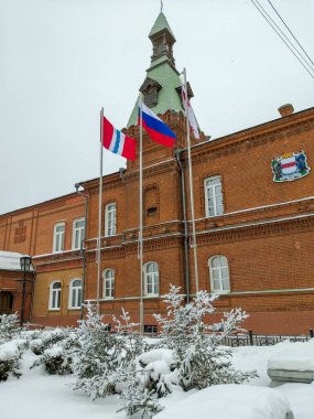 1897 'de inşa edilen Omsk Şehir Meclisi binasının manzarası.