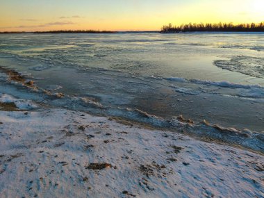 Omsk Bölgesindeki Irtysh Nehri'nin sonbahar kıyısı görünümü.