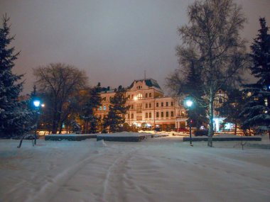 Omsk şehrinin kış sokağı manzarası.