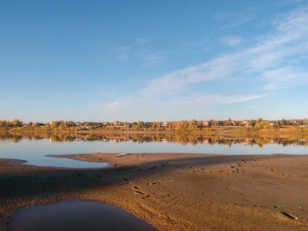 Vista de la orilla otoñal del río Irtysh en la región de Omsk —  Fotos de Stock