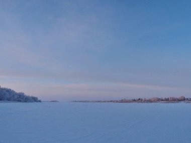 Akşamları Irtysh Nehri, Omsk Bölgesi, Sibirya, Rusya       