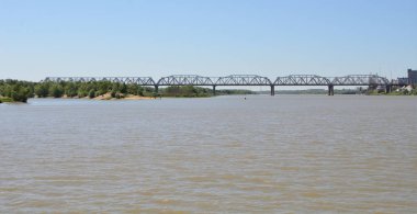 İrtiş Nehri görünümünü şehrin iki bölümden Omsk böler.