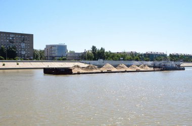 İrtiş Nehri görünümünü şehrin iki bölümden Omsk böler.