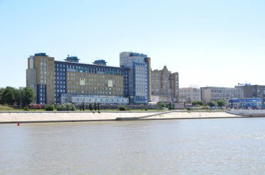 İrtiş Nehri görünümünü şehrin iki bölümden Omsk böler.