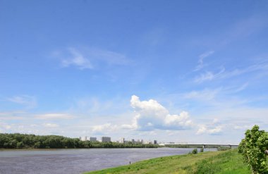 İrtiş Nehri görünümünü şehrin iki bölümden Omsk böler.
