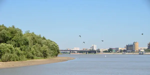 Blick auf Irtysch Fluss teilt die Stadt in zwei Teile omsk — Stockfoto