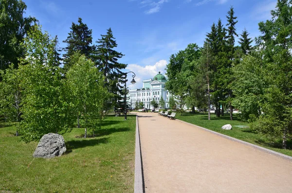 Площа Омського державного академічного драматичного театру. — стокове фото