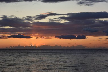 Alushta sahilinde gün doğumu