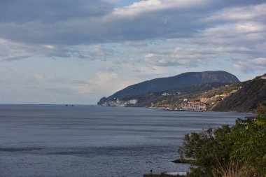 Alushta şehrinden Ayı Dağı manzarası